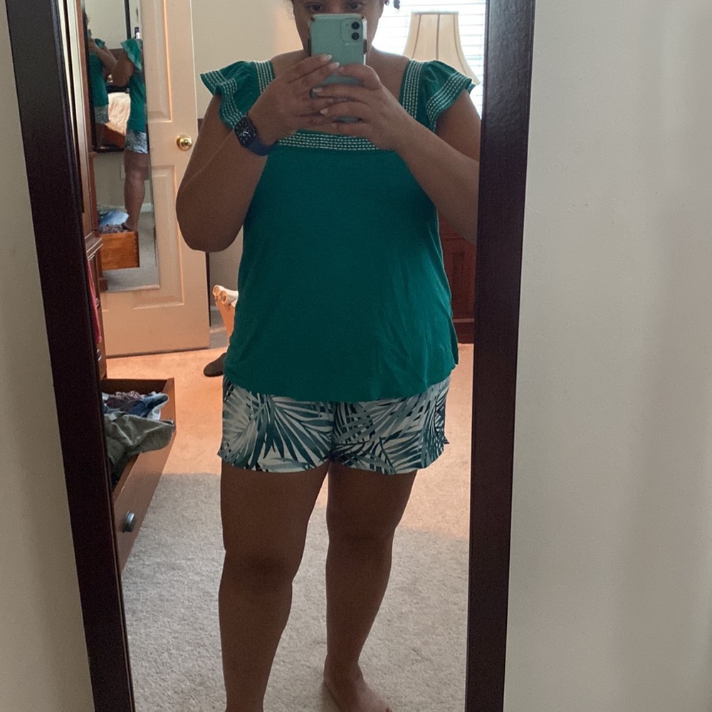 LOFT Green and white flutter sleeve top - Picture 8 of 10